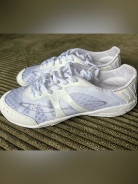 NFINITY White Vegeance Cheer Shoes With Shoe Case!